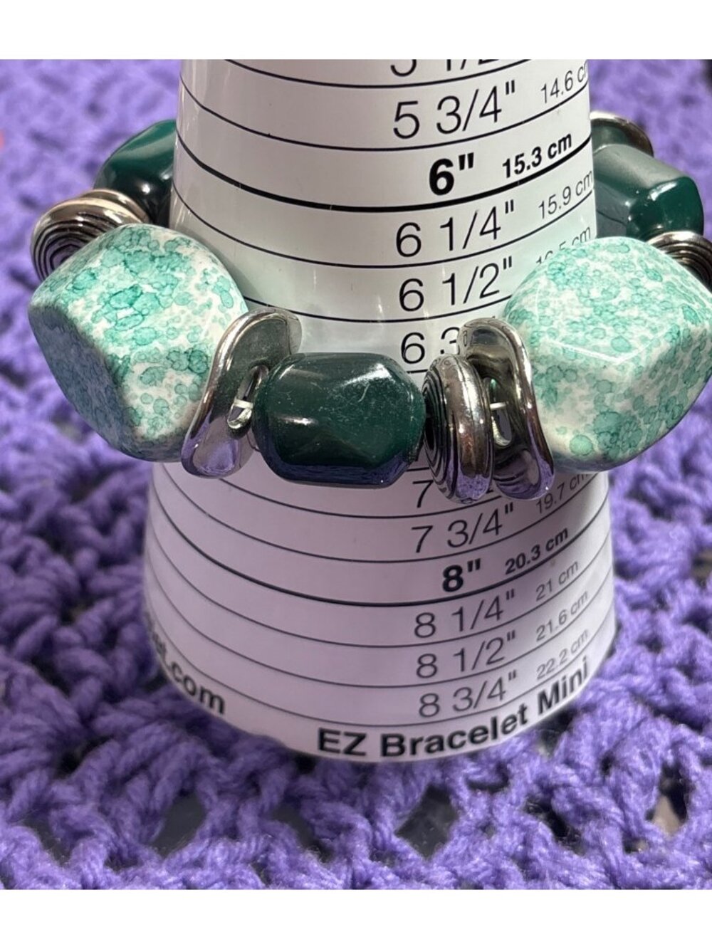 Chunky Plastic Beaded Stretchy Bracelet Green White Silvertone 6.75 inches
